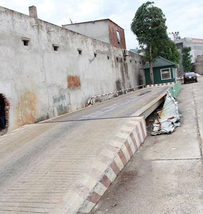 Minh sâm lập trạm cân ô tô cân xe tải phạt xe quá tải, chính quyền địa phương không biết